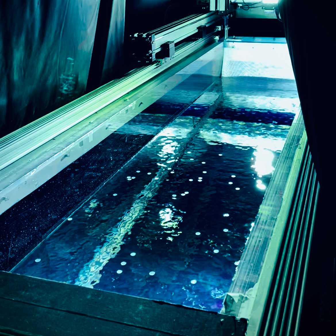 Enlarged view: Water flume with floating particles